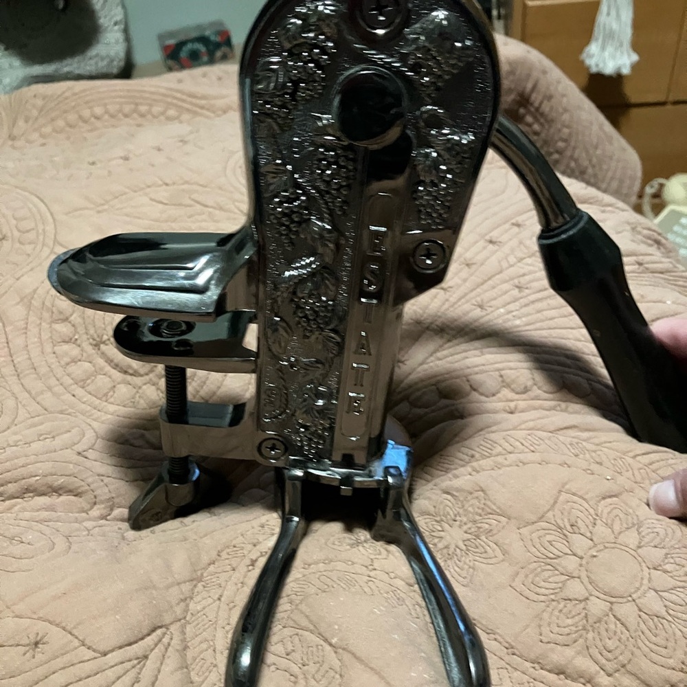 Vintage Roger Estate Counter/Table Top Wine Bottle Opener